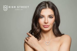 Heart-shaped pendant necklace